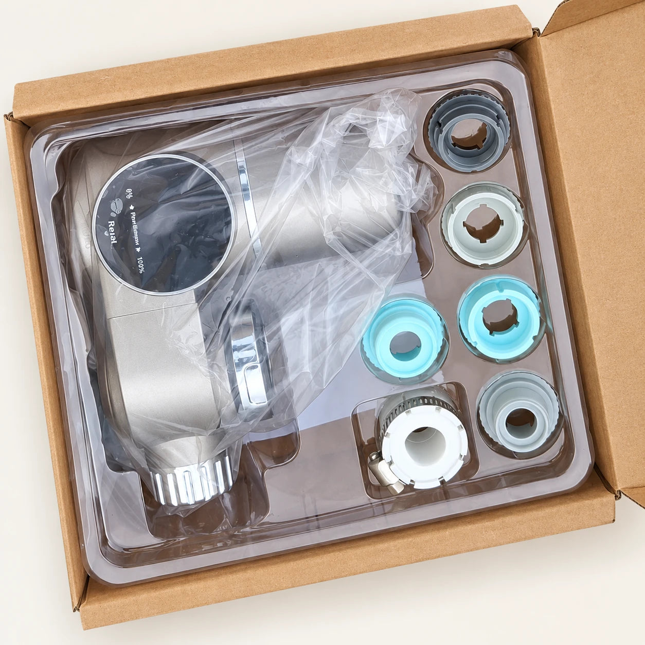 Photo réelle du coffret EAUNEPUR avec le purificateur, les adaptateurs et les accessoires